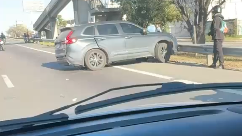 El Honda CR-V que circulaba marcha atrás y en contramano en la Autopista Panamericana.