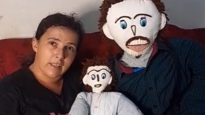 Mujer que se casó con un muñeco de trapo que le fue infiel tendrá el segundo hijo con él