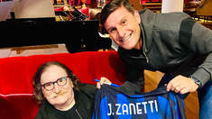 El rockero y el exfutbolista intercambiaron abrazos, regalos y autógrafos. El rockero y el exfutbolista intercambiaron abrazos, regalos y autógrafos.