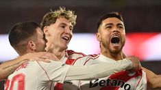 Paulo Díaz, autor del gol, festeja con Colidio y Mastantuono. Paulo Díaz, autor del gol, festeja con Colidio y Mastantuono.