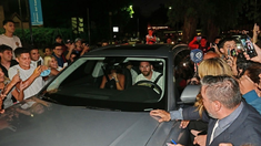 Leo fue recibido por una multitud en un salón de la zona norte Rosario. Leo fue recibido por una multitud en un salón de la zona norte Rosario.