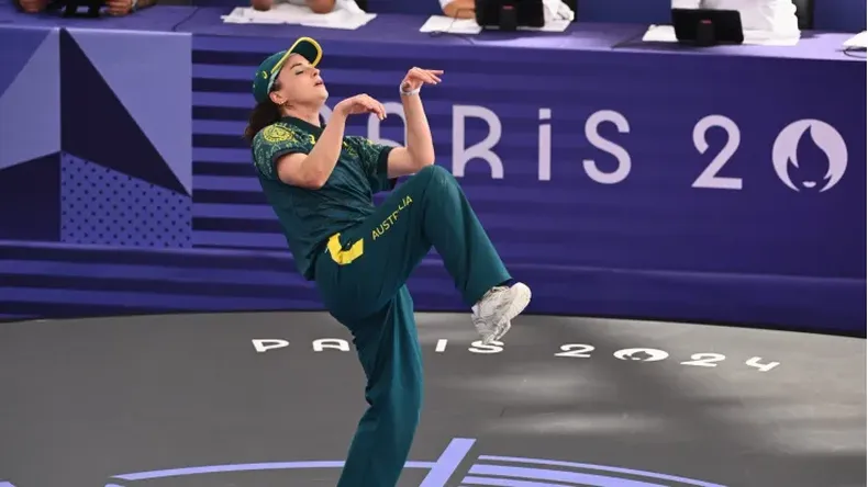 La bailarina fue principal blanco de memes y burlas en redes sociales.