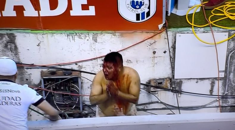 Decenas de muertos durante una batalla campal entre hinchas en el fútbol mexicano