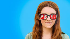 Emily Carey asume el rol de Harriet Manners, una adolescente que se convierte en modelo, en la serie Geek Girl (Foto: Netflix)