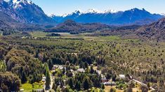 Este pueblo alpino se encuentra muy cerca del centro San Carlos de Bariloche. Este pueblo alpino se encuentra muy cerca del centro San Carlos de Bariloche.