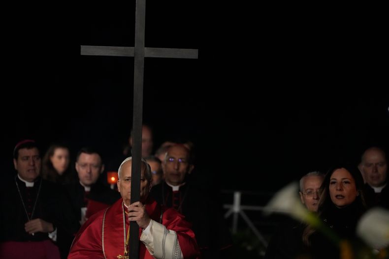 Alrededor de 30.000 fieles se convocaron en el Coliseo Romano para presenciar el Vía Crucis. Alrededor de 30.000 fieles se convocaron en el Coliseo Romano para presenciar el Vía Crucis.
