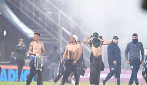 Una imagen que habla por sí solo: el campo de juego con gases lacrimógenos.