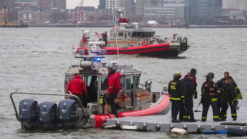 El helicóptero se estrelló en las aguas del río Hudson.