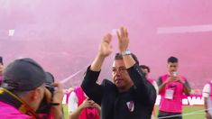 Gallardo saluda a los hinchas. Gallardo saluda a los hinchas.