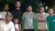 La Pulga junto a sus amigos de la infancia. La Pulga junto a sus amigos de la infancia.