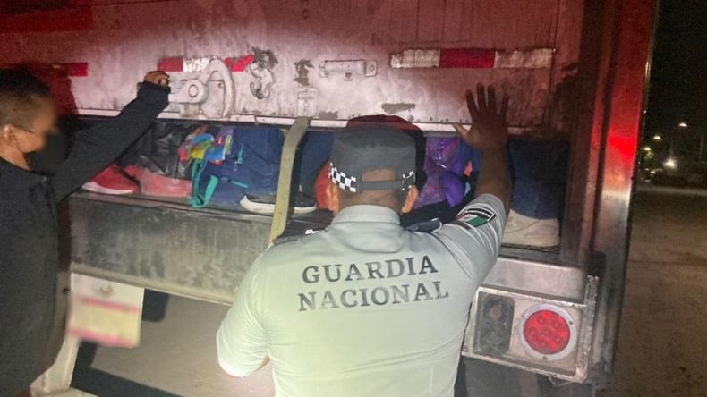Las 121 personas estaban hacinadas dentro del camión.