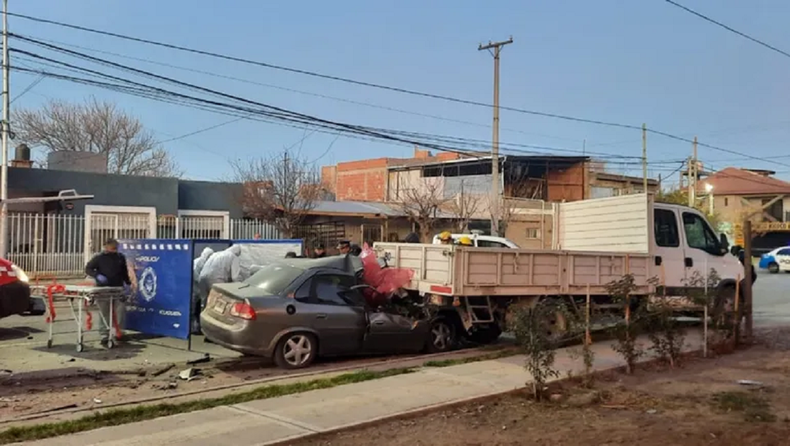 Murió un hombre tras chocar contra un camión estacionado en Neuquén.