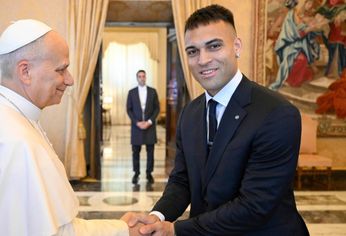 León XIV junto a Lautaro Martínez, goleador y campeón con Inter de Milan. León XIV junto a Lautaro Martínez, goleador y campeón con Inter de Milan.