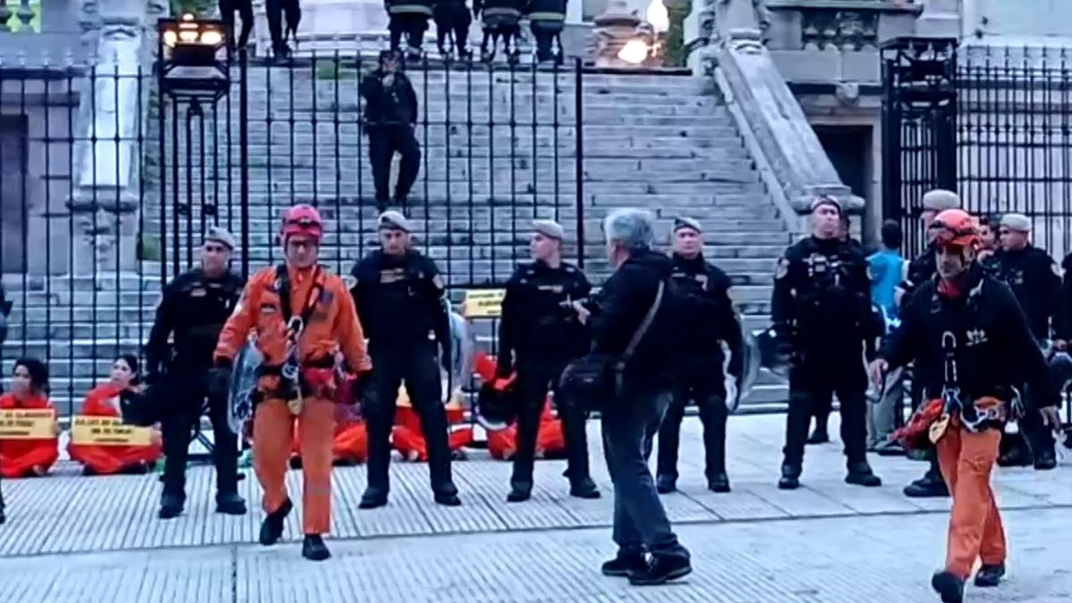 Detuvieron a activistas de Greenpeace tras una manifestación en el Congreso contra la reforma de la Ley de Glaciares