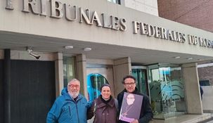 La comitiva que presentó el escrito en Rosario: Víctor Sosa, la religiosa Lucía García y Raúl Serrano con la foto del obispo asesinado. La comitiva que presentó el escrito en Rosario: Víctor Sosa, la religiosa Lucía García y Raúl Serrano con la foto del obispo asesinado.