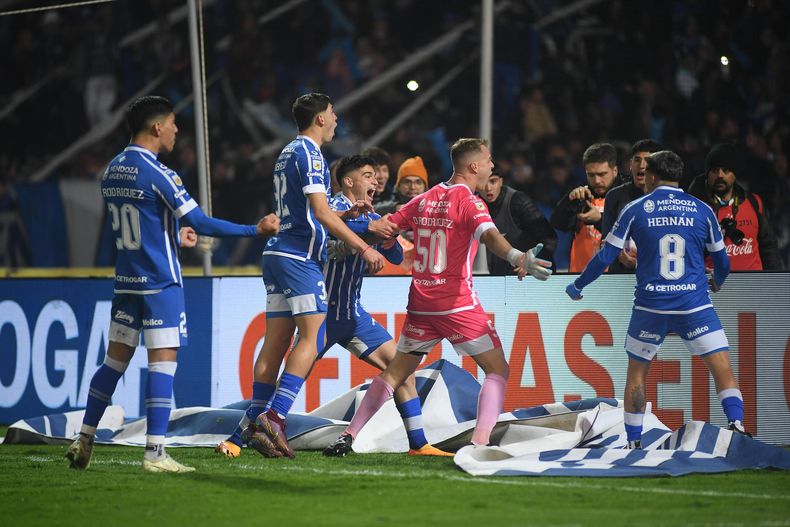 El Ruso Rodríguez festeja el 1-0 con sus compañeros.