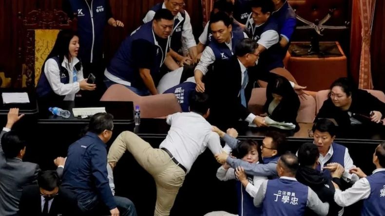 Violenta pelea entre legisladores en Taiwán.