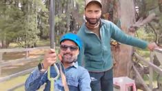 El turista Rishi Bhatt a punto de tirarse por la tirolesa.
