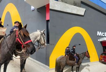 Vecinos a caballo en el local de Mc Donalds en Junín.