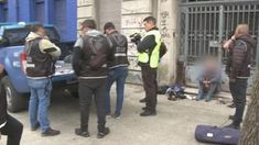 El detenido junto a los oficiales de la Policía de la Ciudad. El detenido junto a los oficiales de la Policía de la Ciudad.