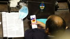 El diputado bonarense de JxC miraba recetas para no prestar atención al discurso de Axel Kicillof El diputado bonarense de JxC miraba recetas para no prestar atención al discurso de Axel Kicillof