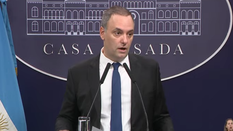 Manuel Adorni encabeza la lista de LLA.