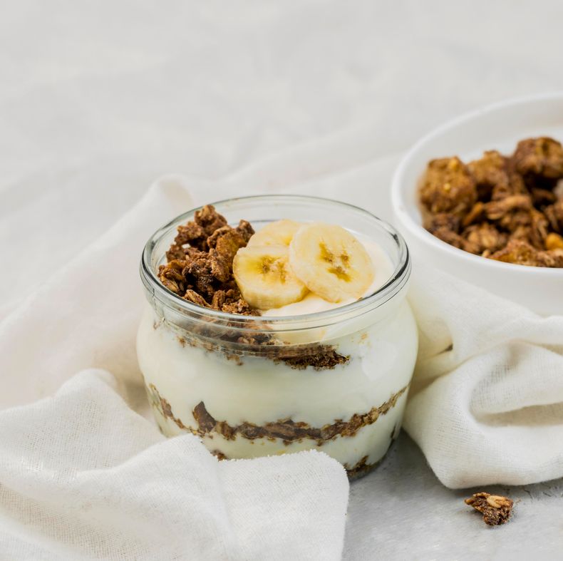 Agregar frutos secos al yogur potencia sus beneficios nutricionales.