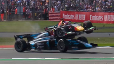 El auto de Dennis Hauger aterrizó sobre el de Roy Nissany. El auto de Dennis Hauger aterrizó sobre el de Roy Nissany.