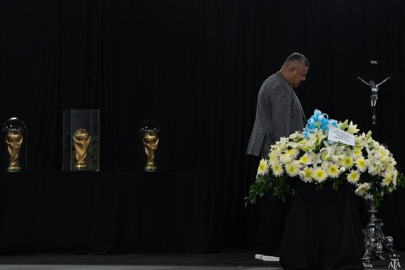 El presidente de la AFA en el velatorio de César Luis Menotti.