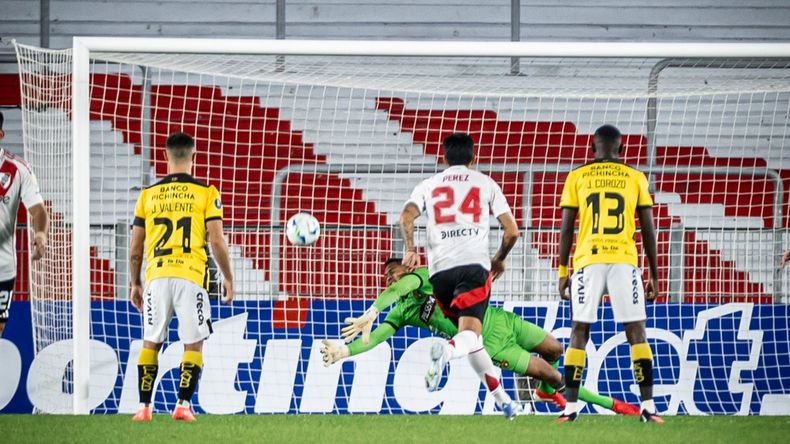 José Contreras, la figura del partido, le saca el penal a Driussi en el arranque del primer tiempo.