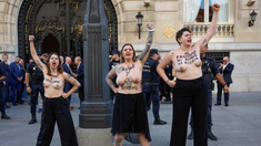 Las activistas rechazaron la visita del presidente de Argentina a Madrid para recibir un premio por la libertad.