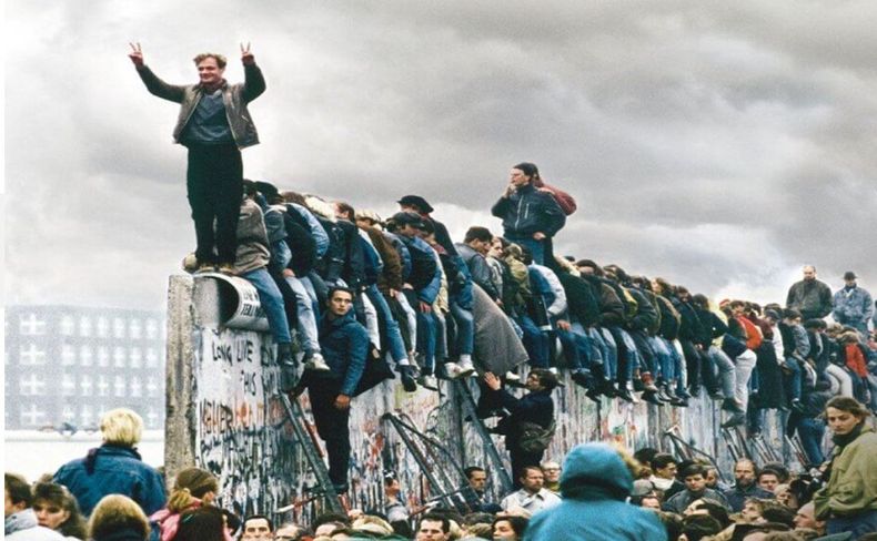Manifestantes alemanes celebran la caída del Muro de Berlín