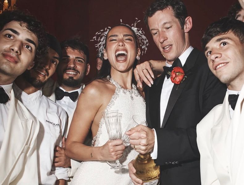 La cantante lució un vestido blanco, largo, ajustado al cuerpo y con una extensa cola, acompañado por un velo de tul XL.