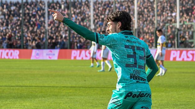 Díaz festeja el gol del triunfo de Sarmiento sobre Boca.