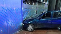 Rosario: le negaron un crédito, discutió con los empleados y chocó su auto contra un banco. Rosario: le negaron un crédito, discutió con los empleados y chocó su auto contra un banco.