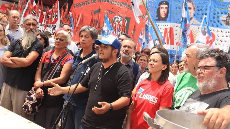 Los movimientos sociales avanzan con su plan de lucha contra el Gobierno por el desabastecimiento de los comedores comunitarios.