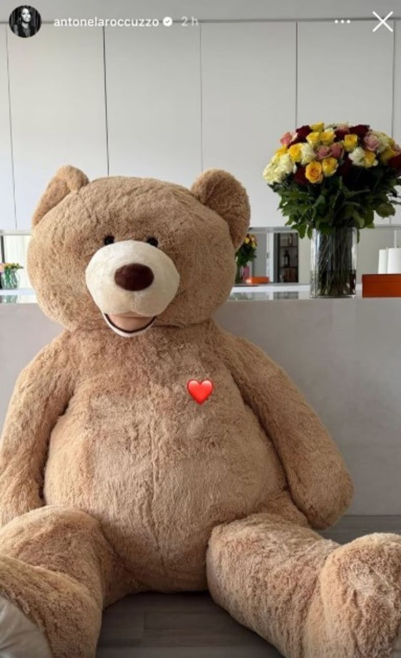 La historia de Antonela Roccuzzo mostrando el regalo de Lionel Messi por el 14 de febrero.