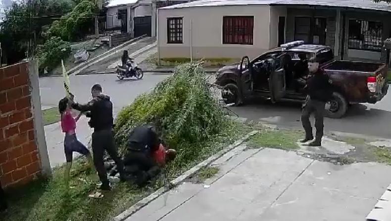 Las cámaras de seguridad registraron el ataque al joven en Paraná.