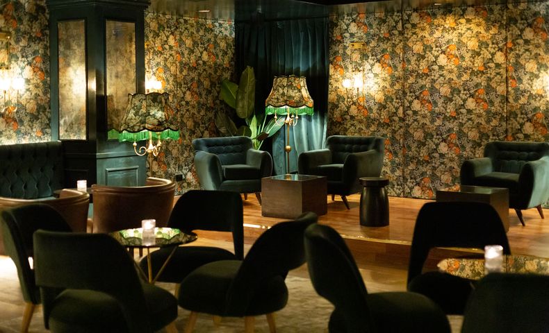Estpa situado en el subsuelo del céntrico Hotel Pulitzer.