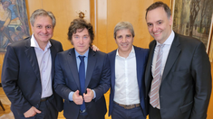 El secretario de Política Económica, José Luis Daza; el presidente, Javier Milei; el ministro de Economía, Luis Caputo; y el vocero presidencial, Manuel Adorni.