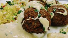 Este bodegón cuenta con una carta repleta de los mejores platos de la comida árabe. Este bodegón cuenta con una carta repleta de los mejores platos de la comida árabe.