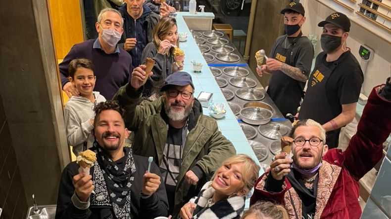 Gerardo Rozín en una heladería de Rosario con Setfi