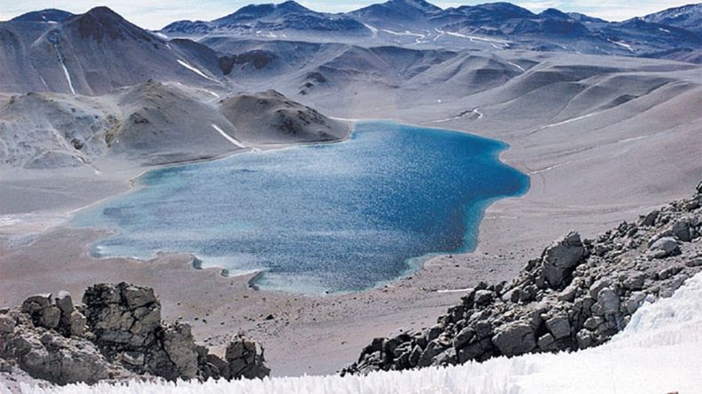 &nbsp;Turismo en Argentina: el pueblo oculto que tiene un volcán y un lago gigante.