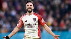 El defensor festeja su gol en Rumania. El defensor festeja su gol en Rumania.