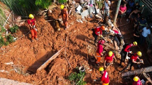 Al menos 10 muertos y 3 desaparecidos por un deslizamiento de tierra en Brasil.