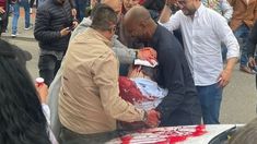 MIguel Uribe, de 39 años, yace herido gravemente tras el atentado.