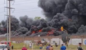 Impresionante incendio en la terminal en la línea 129 de colectivos.