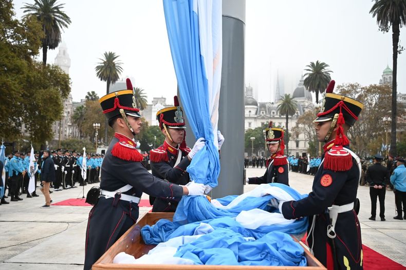 Los granaderos, en el tradicional izamiento de la bandera en Plaza de Mayo