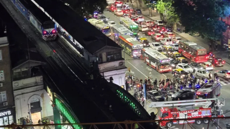 Rescataron al hombre que amenazaba con tirarse del Puente Pacífico.
