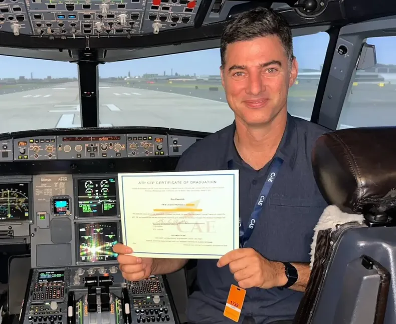 Guy Kapulnik junto a su certificado de un simulador de vuelos. 